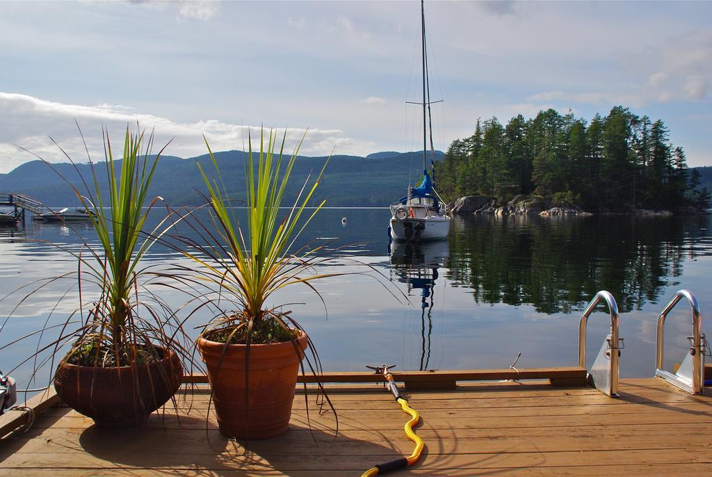 Tranquility Bay Waterfront Inn Sechelt Exterior photo