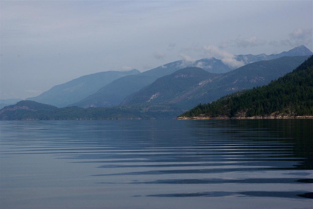 Tranquility Bay Waterfront Inn Sechelt Exterior photo