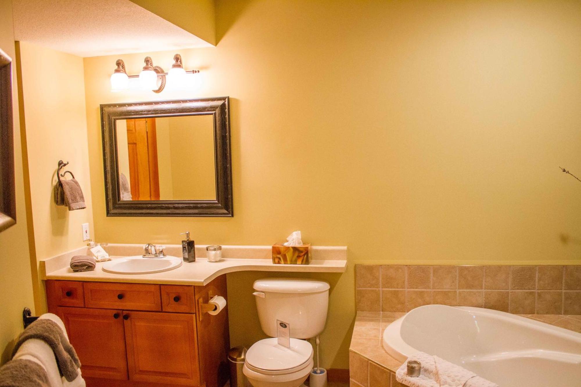 Tranquility Bay Waterfront Inn Sechelt Room photo