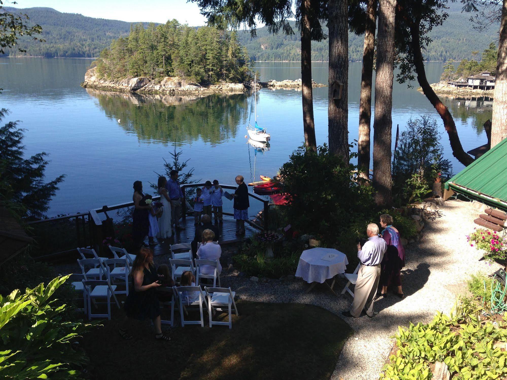 Tranquility Bay Waterfront Inn Sechelt Exterior photo