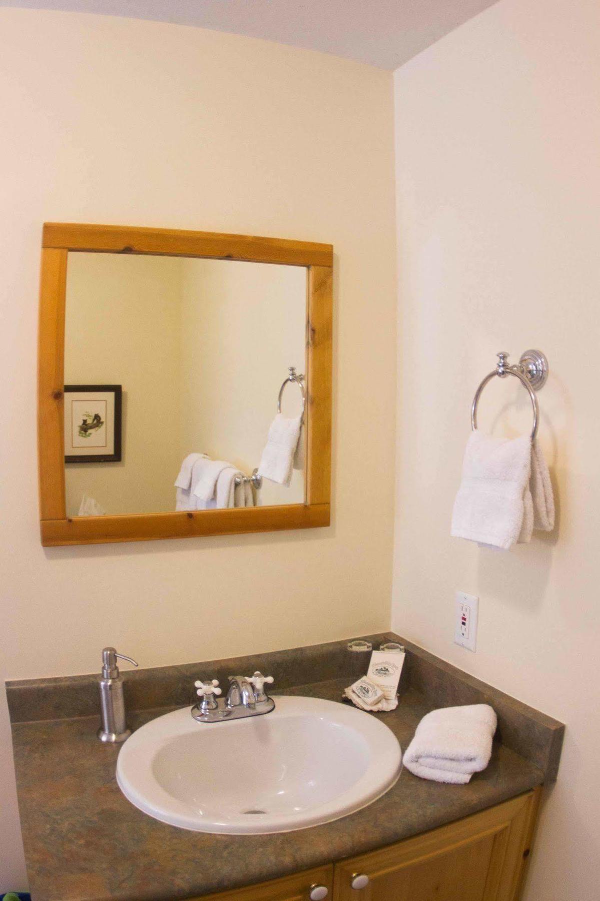 Tranquility Bay Waterfront Inn Sechelt Exterior photo