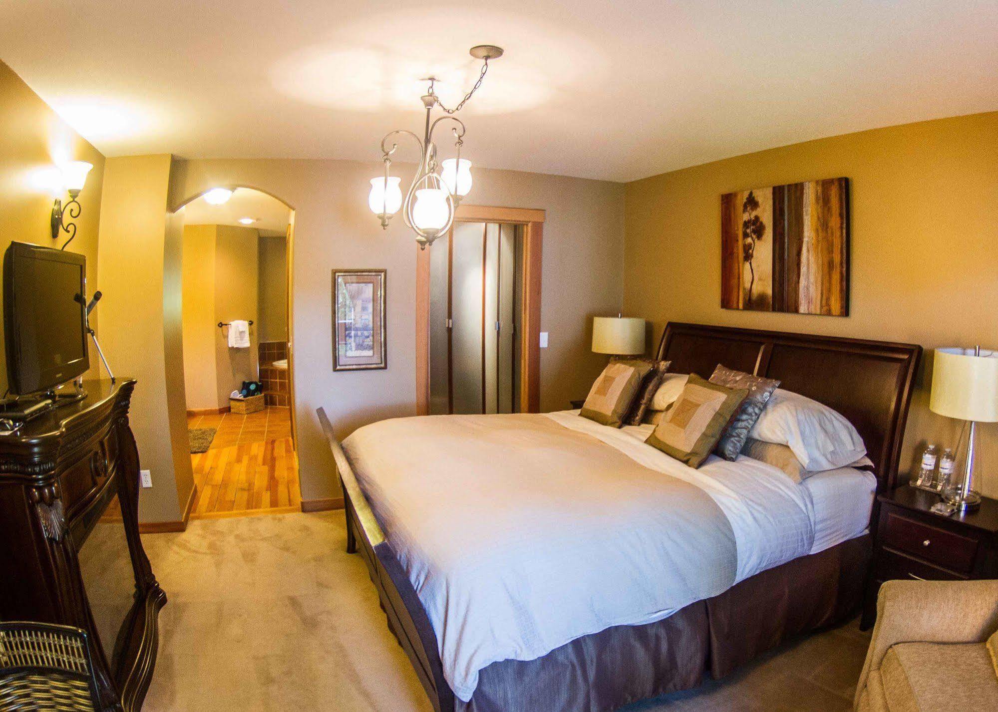Tranquility Bay Waterfront Inn Sechelt Exterior photo