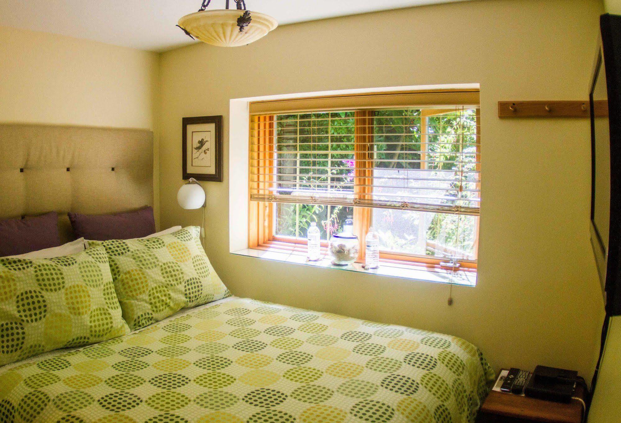 Tranquility Bay Waterfront Inn Sechelt Exterior photo