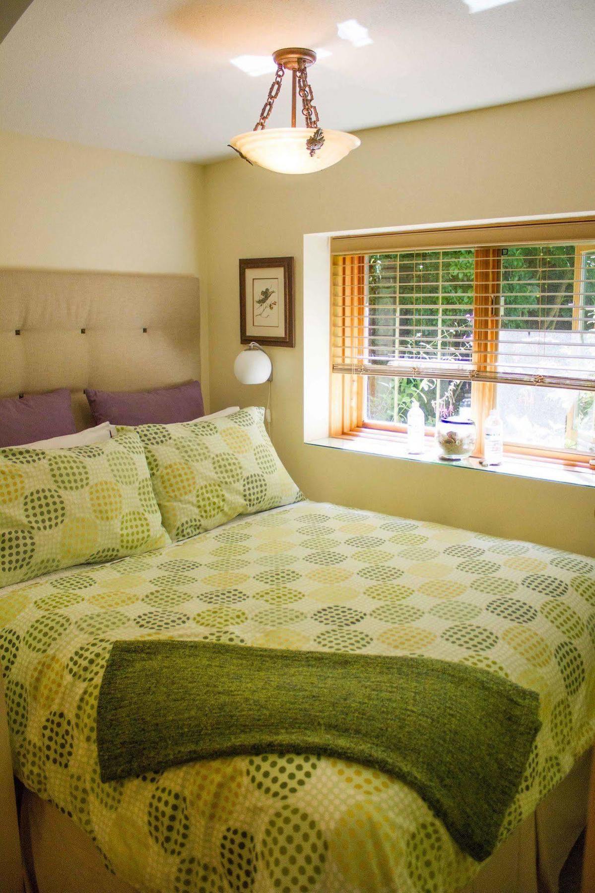 Tranquility Bay Waterfront Inn Sechelt Exterior photo