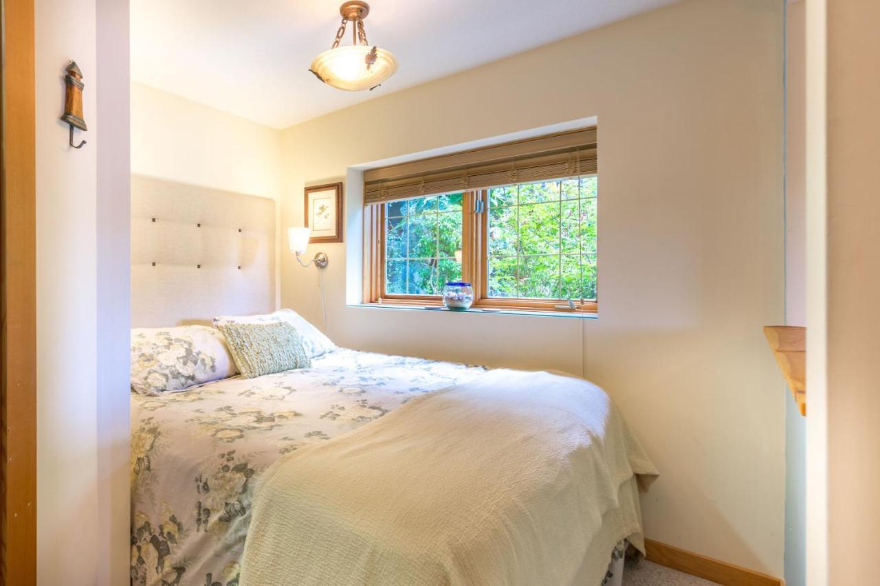 Tranquility Bay Waterfront Inn Sechelt Exterior photo