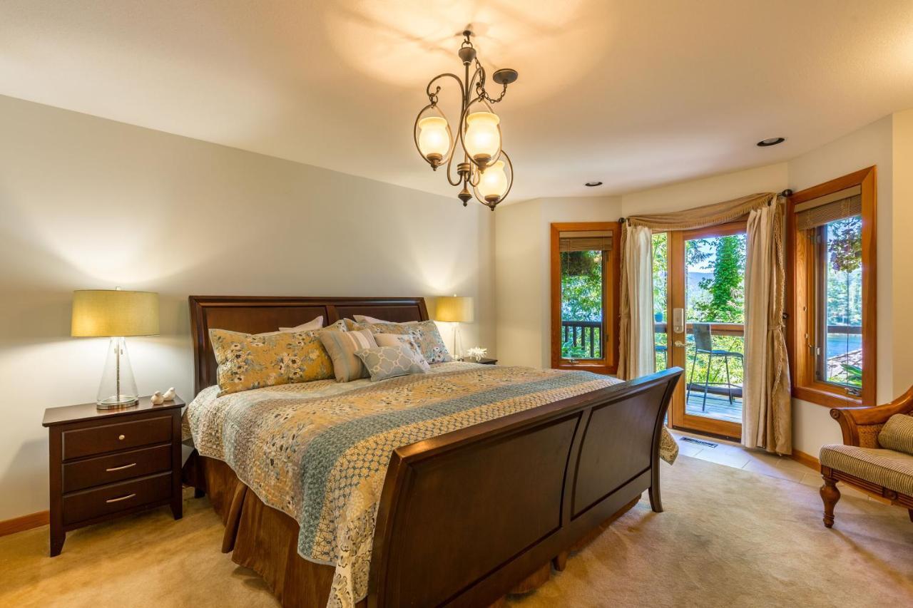 Tranquility Bay Waterfront Inn Sechelt Exterior photo